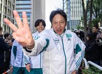 　３連覇を果たしポーズを決める青学大・原晋監督（代表撮影）