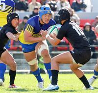 　前半、ディフェンスに向かい突進する京都成章・土肥祐斗（撮影・立川洋一郎）