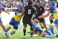 　後半、御所実の攻撃を懸命に阻止する京都成章フィフティーン（撮影・立川洋一郎）