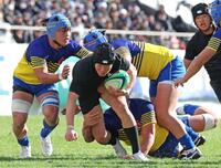 　後半、御所実の攻撃を懸命に阻止する京都成章フィフティーン（撮影・立川洋一郎）