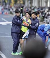 　総合１１位でシード権を逃し悔しがる中央学院大１０区・成川翔太（代表撮影）