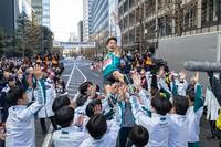 　ゴールし、胴上げされる１０区・折田壮太（代表撮影）