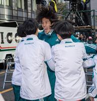 　ゴールを待つ仲間と合流し、喜ぶ９区・佐藤有一（代表撮影）