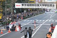 　総合１０位でゴールテープを日大１０区・大仲竜平（代表撮影）