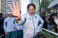 　３連覇を果たしポーズを決める青学大・原晋監督（代表撮影）