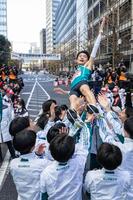 　ゴールし胴上げされる青学大１０区・折田壮太（代表撮影）