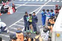 　ゴール後、ぐったりと引き揚げる中央学院大１０区・成川翔太と神奈川大１０区・志食隆希（代表撮影）