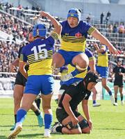 　前半、春藤大翔（１５）がトライを挙げ、駆け寄る京都成章・土肥祐斗（撮影・立川洋一郎）