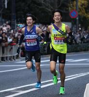 　ゴール前で競る中央学院大１０区・成川翔太（右）と神奈川大１０区・志倉隆希（撮影・佐々木彰尚）