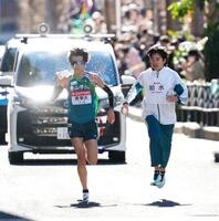 　９区、給水の水を身体にかける青学大・佐藤有（左）（代表撮影）