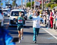 　７区、給水係と共に給水する青学大・佐藤愛（左）（代表撮影）