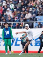 　前半、トライ後のキックを決める桐蔭学園・曽我