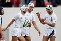 　前半、トライを決め、祝福される桐蔭学園・鈴木（左）