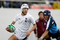 　前半、トライを決める桐蔭学園・鈴木