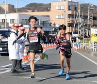 　平塚中継所で、国学院大・高山豪起（左）から飯国新太へたすきを繫ぐ（撮影・吉澤敬太）