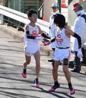 　たすきをつなぐ中大・吉居駿恭（左）と吉中祐太（撮影・開出牧）