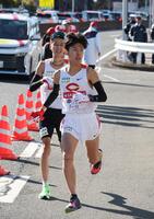 　中大・佐藤大介からたすきを受け取り走り出す吉居駿恭（撮影・金田祐二）