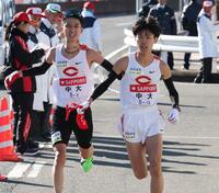 　中大・佐藤大介からたすきを受け走り出す吉居駿恭（撮影・金田祐二）