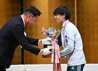 　熊本県和水町の石原佳幸町長（左）から金栗四三杯を受け取る青学大の黒田朝日（代表撮影）