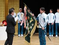 　閉会式で優勝旗を受け取る青学大の平松享祐（右）＝代表撮影