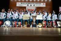 　閉会式の後、記念写真に納まる青学大の選手ら（代表撮影）