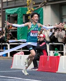 　ゴールする青学大のアンカー・折田壮太。史上初となる２度目の総合３連覇を果たした＝東京・大手町