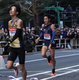 　ゴールする東洋大１０区・薄根大河（右）＝撮影・佐々木彰尚