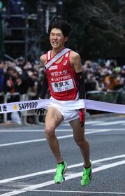 　ゴールする帝京大１０区・鎗田大輝（撮影・佐々木彰尚）