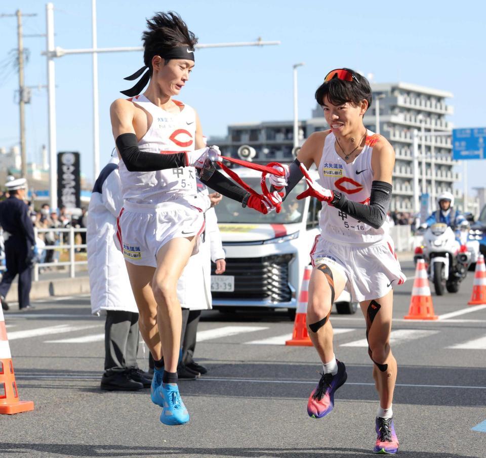 　２年連続区間賞の快走で４区・岡田（右）にタスキをつなぐ中大・本間（撮影・吉澤敬太）
