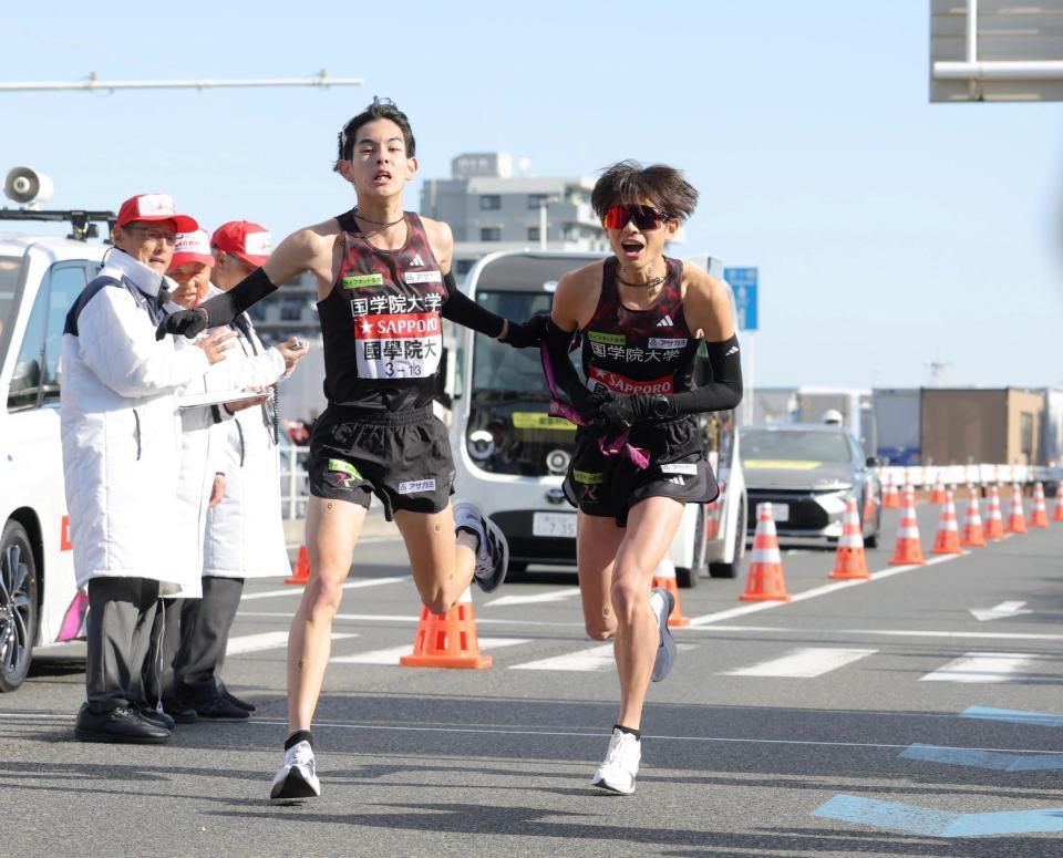 　国学院大・野中恒亨（左）から辻原輝へたすきを繫ぐ（代表撮影）