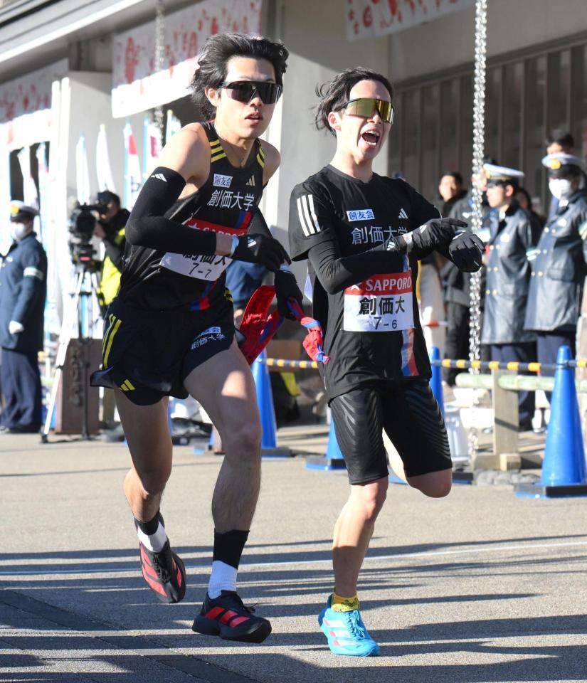 　たすきをつなぐ創価大・小池莉希と石丸惇那（撮影・伊藤笙子）