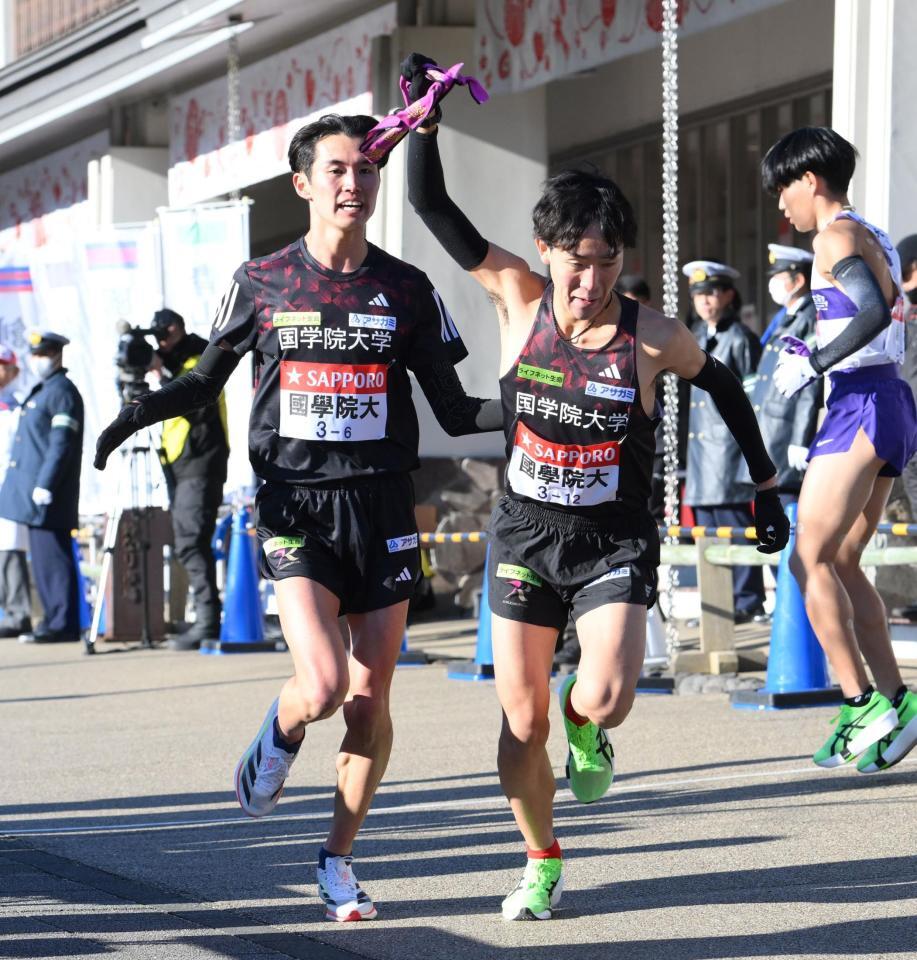 　たすきをつなぐ国学院大・後村光星と高山豪起（撮影・伊藤笙子）