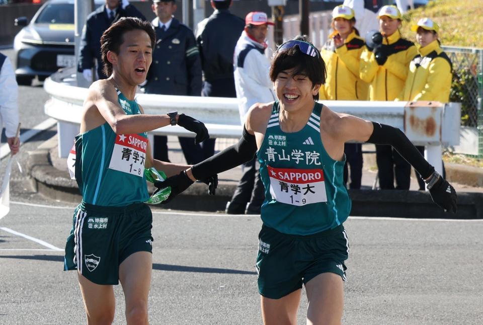 　１位でたすきをつなぐ青学大・塩出翔太（左）と佐藤有一（撮影・金田祐二）