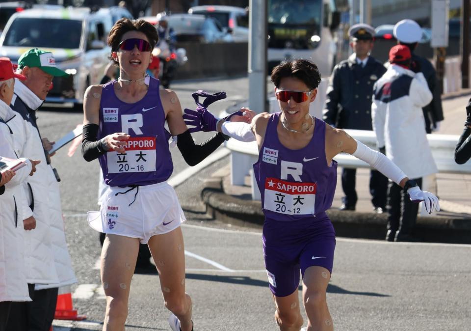 　たすきをつなぐ立大・山下翔吾（左）と永井駿（撮影・金田祐二）