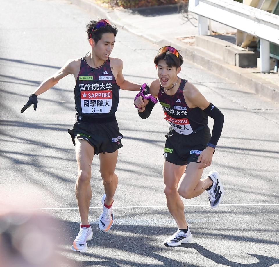 　たすきをつなぐ国学院大・野田顕臣（左）と尾熊迅斗（撮影・開出牧）