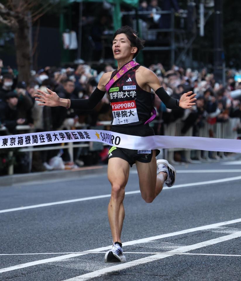 　２位でゴールした国学院大１０区・尾熊迅斗（撮影・佐々木彰尚）