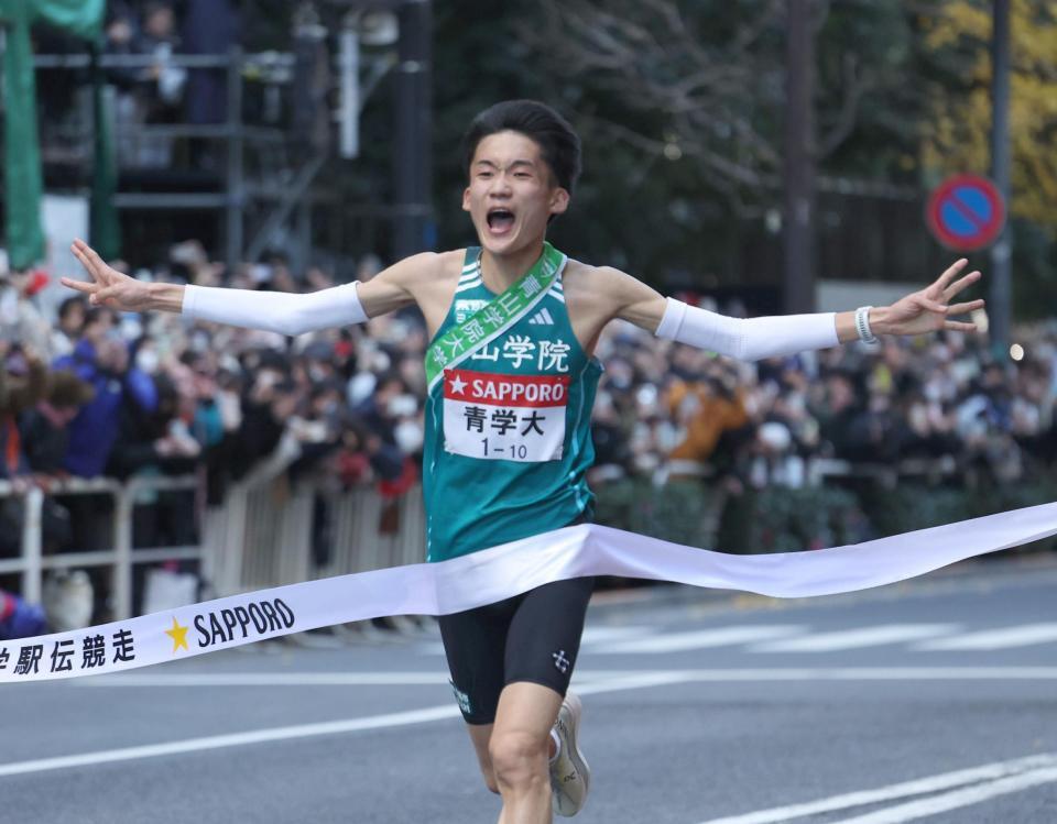 　３年連続９回目の優勝を決めた青学大１０区・折田壮太（撮影・佐々木彰尚）