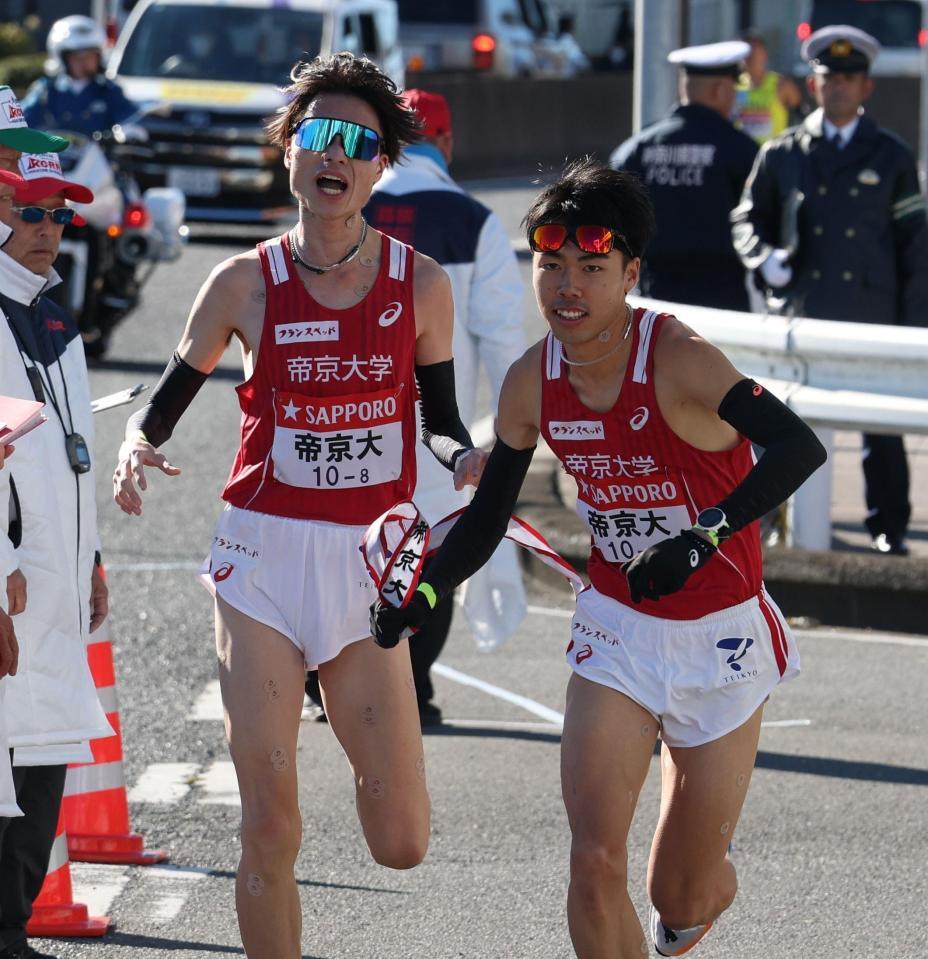 　たすきをつなぐ帝京大・松井一（左）と尾崎仁哉（撮影・金田祐二）