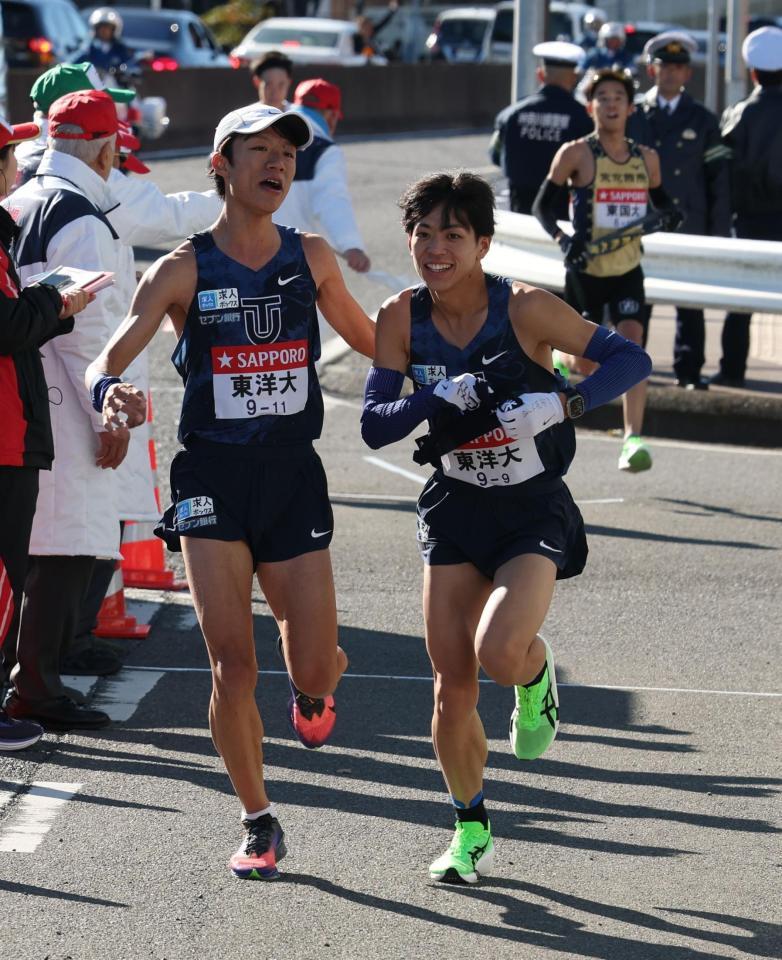 　たすきをつなぐ東洋大・網本佳悟（左）と久保田琉月（撮影・金田祐二）