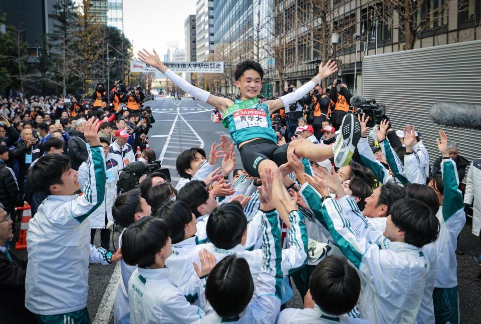 　ゴールし胴上げされる青学大１０区・折田壮太（代表撮影）
