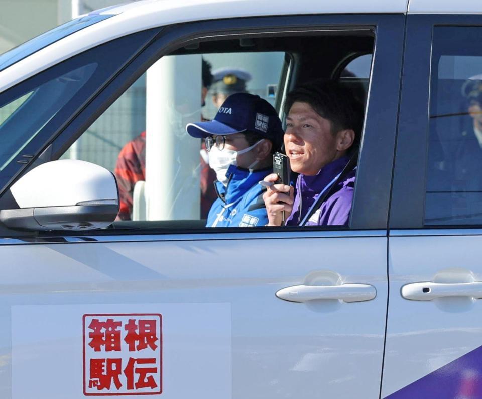 　平塚中継所で、車内から選手に声をかける駒大・藤田敦史監督（右）＝撮影・吉澤敬太