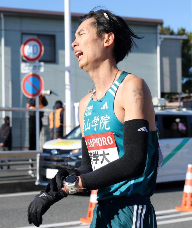 　昨年２月に亡くなったチームメートの皆渡星七さんを思い、青学大・佐藤愛斗の左肩に書かれた★７（撮影・吉澤敬太）