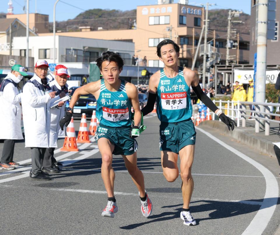 　平塚中継所で、佐藤愛斗（右）からたすきを受け取る青学大・塩出翔太（撮影・吉澤敬太）