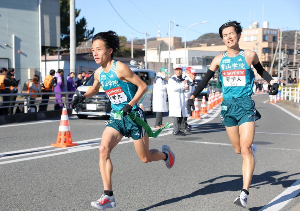 　平塚中継所で、佐藤愛斗（右）からたすきを受け取った青学大・塩出翔太（撮影・吉澤敬太）