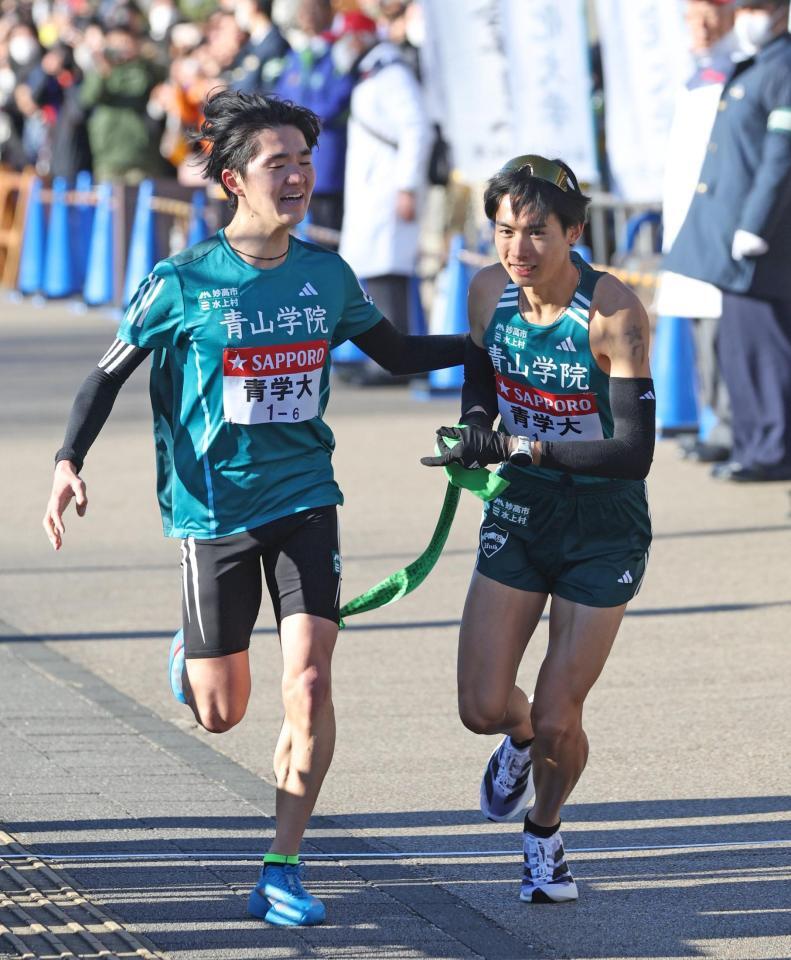 　６区の石川浩輝からたすきを受け取る青学大７区の佐藤愛斗（右）