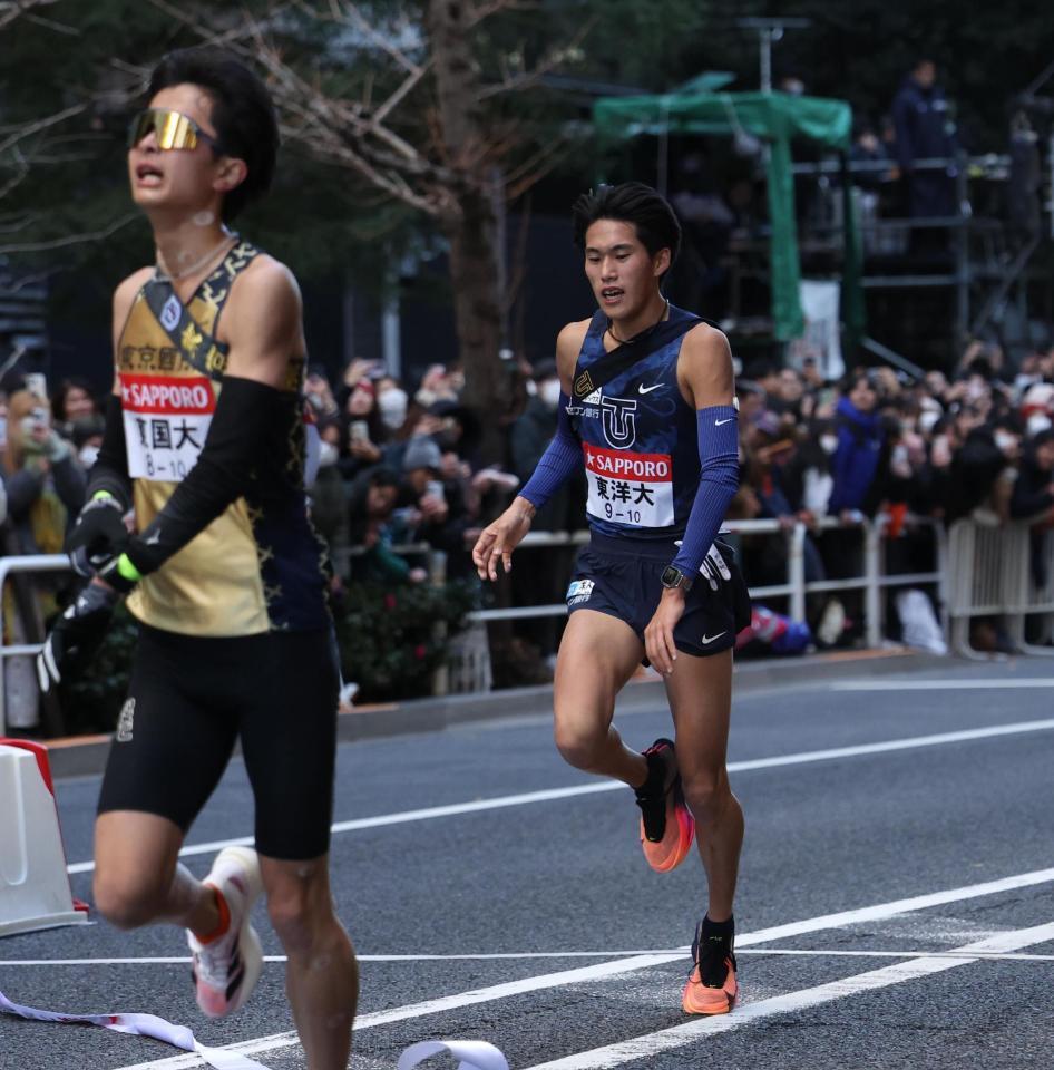 　ゴールする東洋大１０区・薄根大河（右）＝撮影・佐々木彰尚