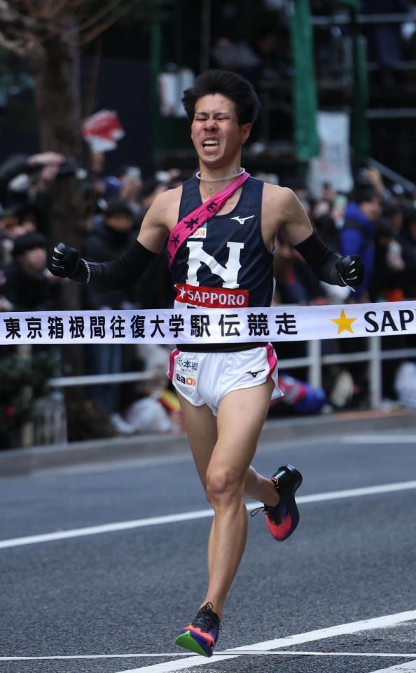 　ゴールする日大１０区・大仲竜平（撮影・佐々木彰尚）