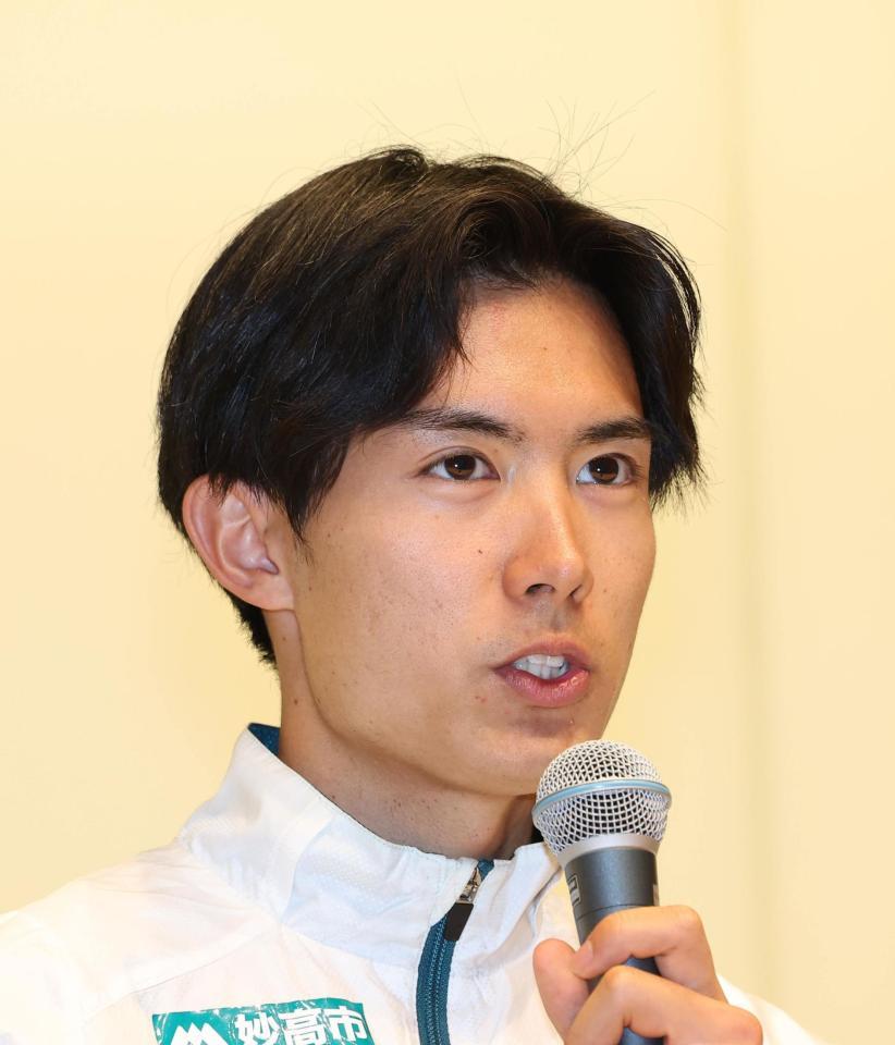 　会見する青学大７区・佐藤愛斗（撮影・佐々木彰尚）