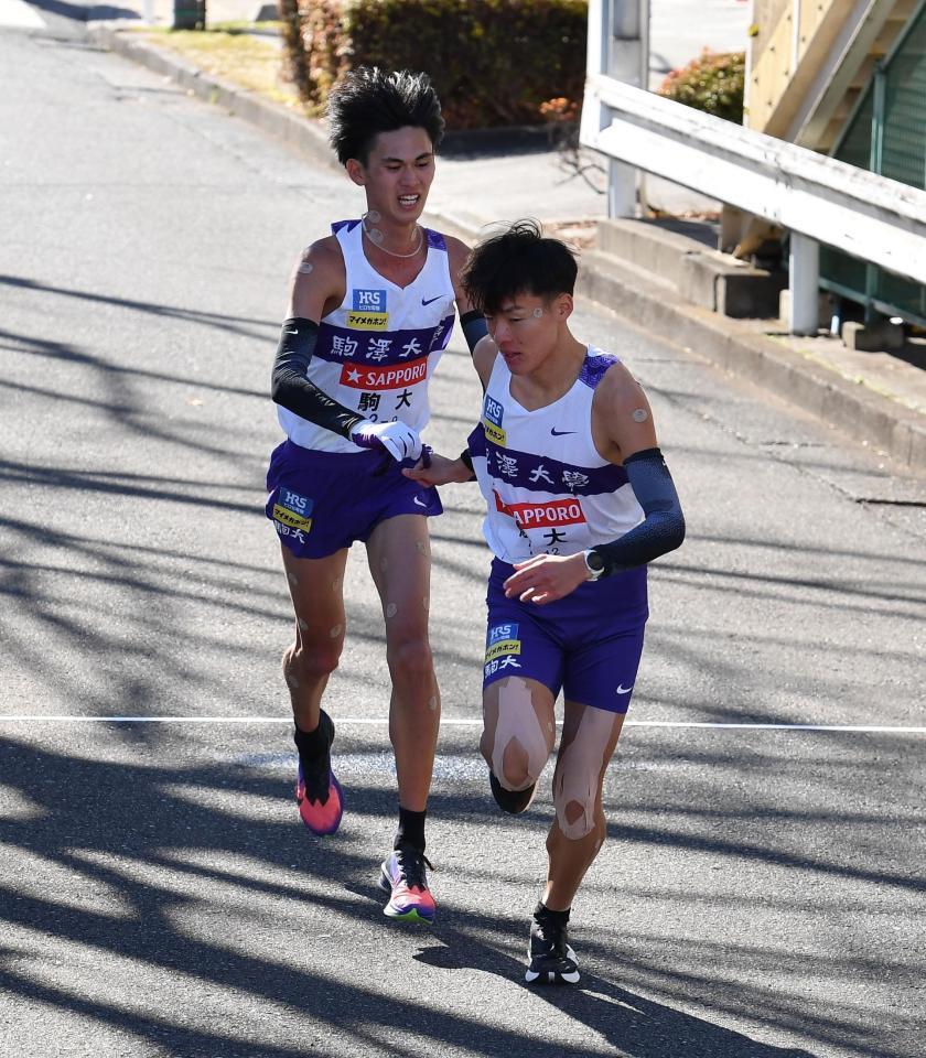 　たすきをつなぐ駒大・菅谷希弥（左）と佐藤圭汰（撮影・開出牧）