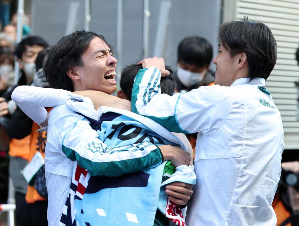 　１着でゴールし黒田朝日（左端）らと喜ぶ青学大・折田壮太（中央）＝撮影・石井剣太郎